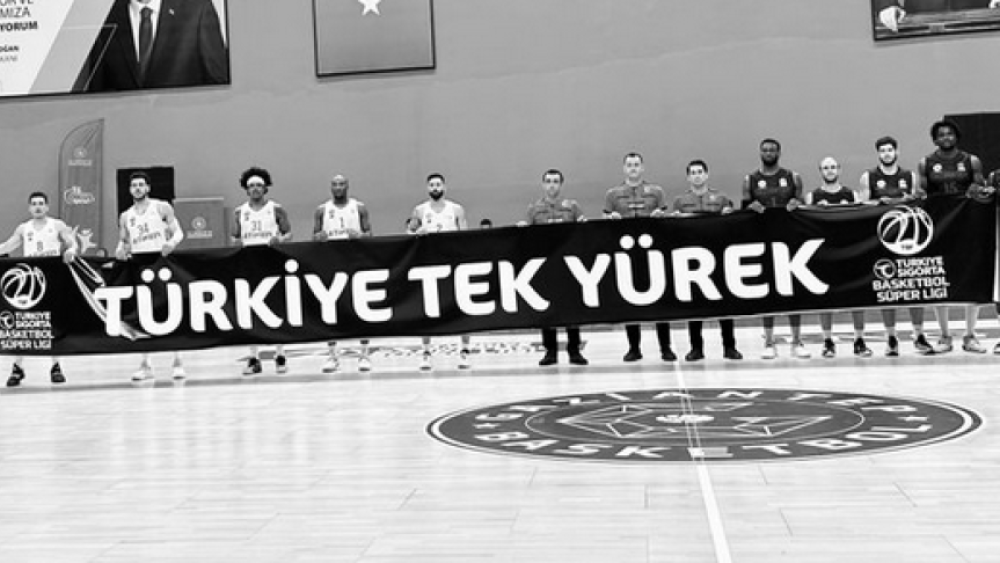 Basketçiler depremzedeleri unutmadı